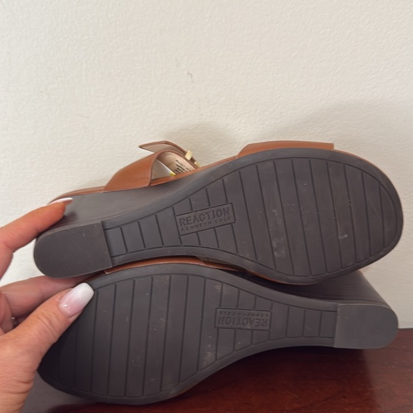 Kenneth Cole Reaction tan wedge sandal in size 9 - Picture 7 of 7
